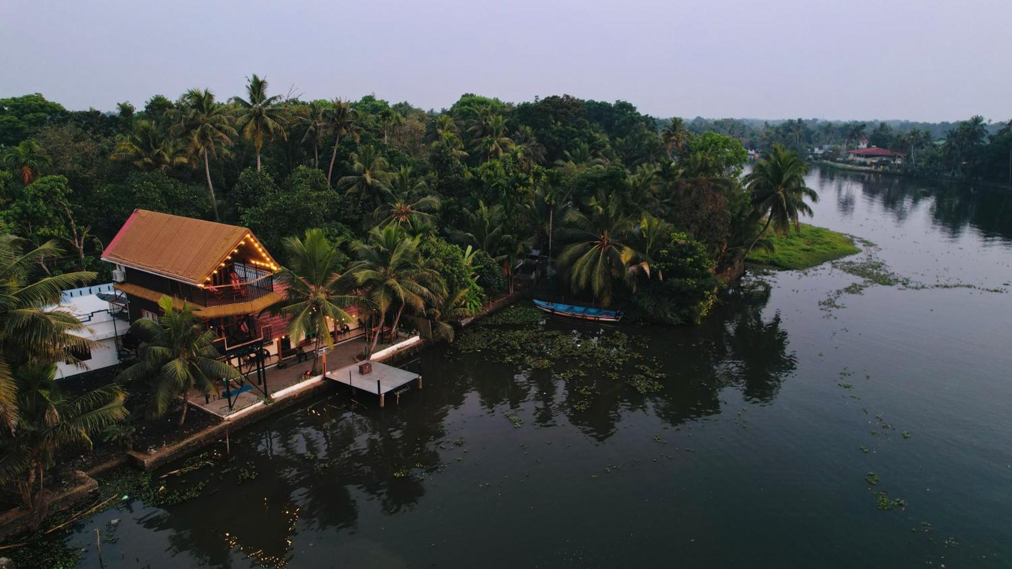 Tulsi Kayal Retreat Lägenhet Champakulam Exteriör bild