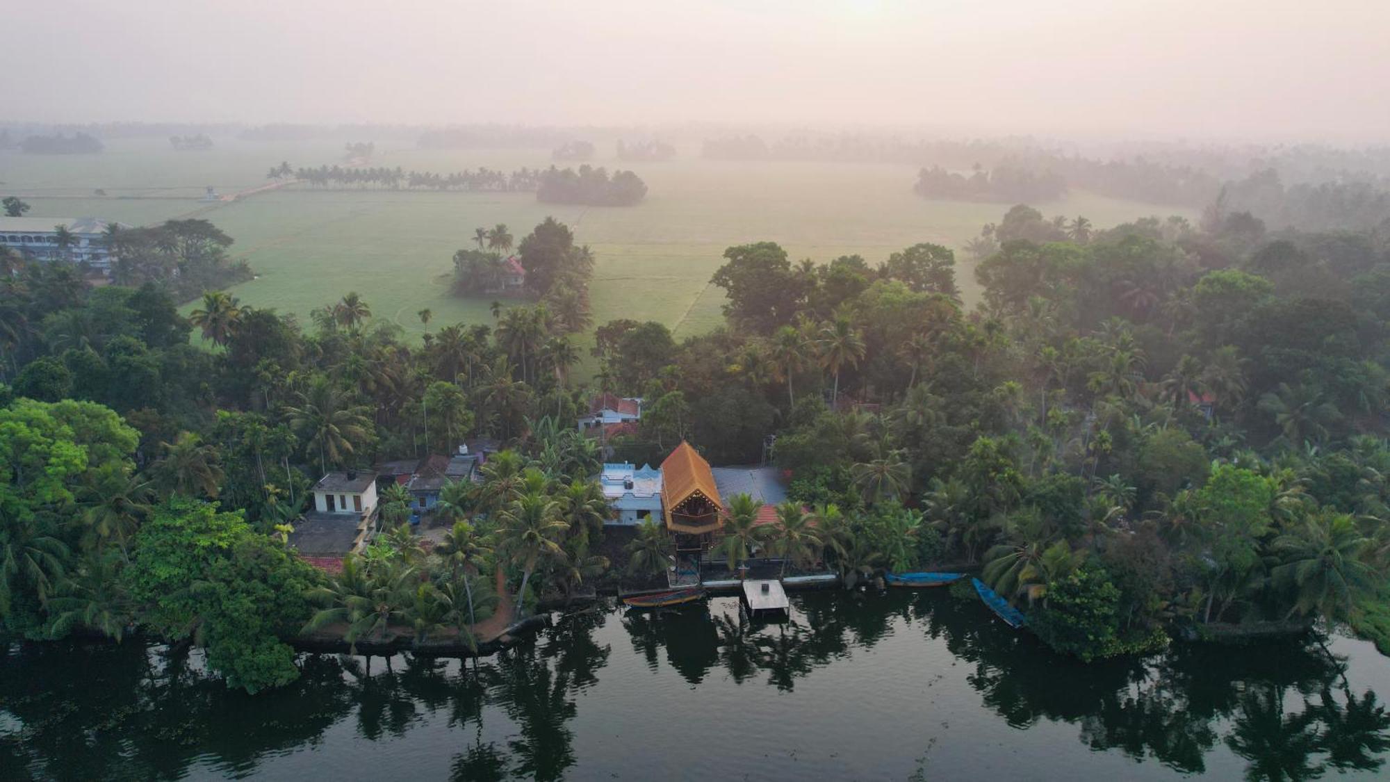 Tulsi Kayal Retreat Lägenhet Champakulam Exteriör bild