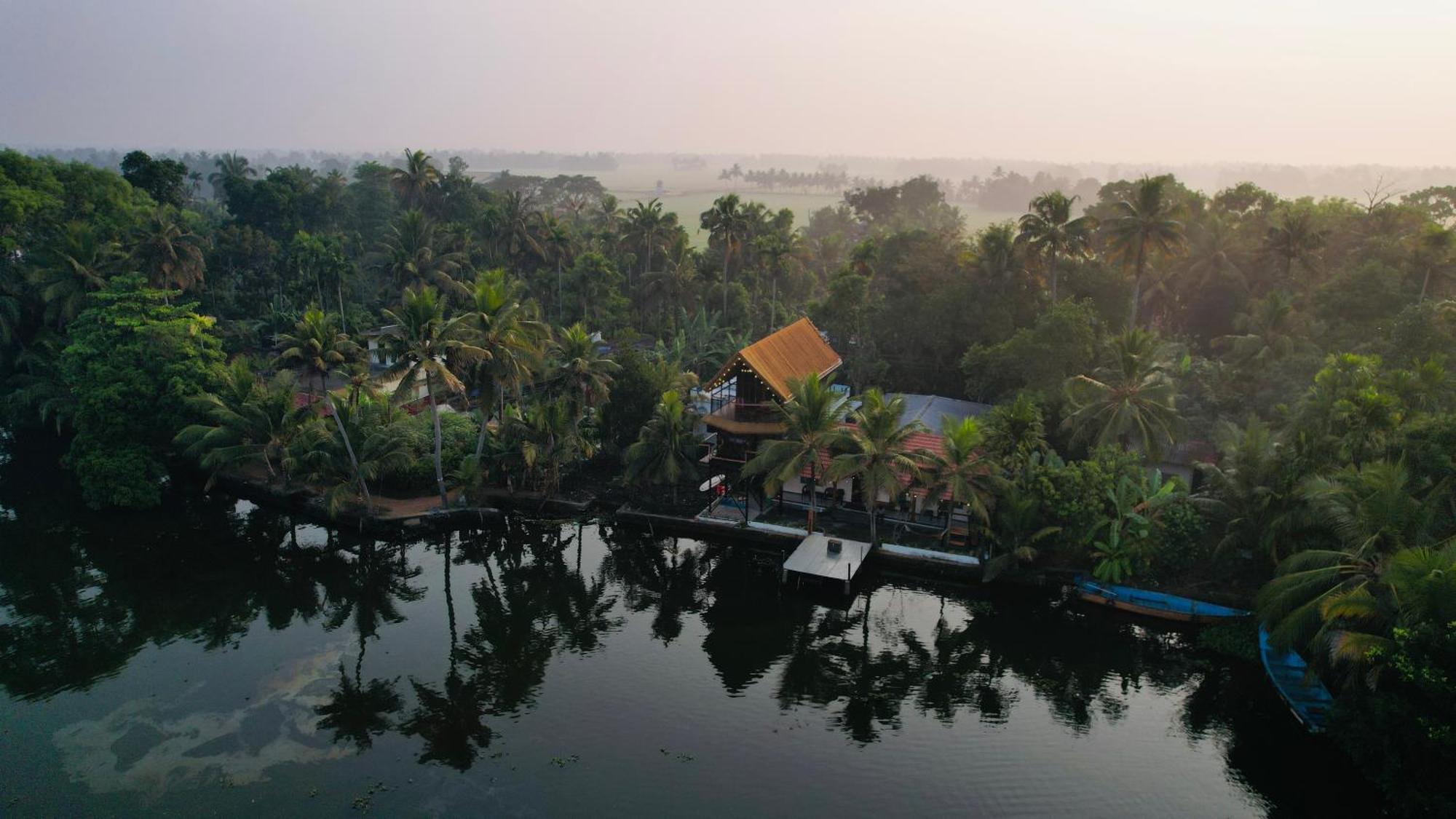 Tulsi Kayal Retreat Lägenhet Champakulam Exteriör bild